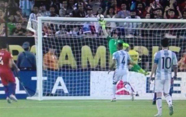 Bravo la sacó del ángulo.