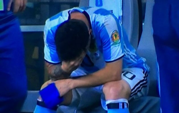 Messi, desconsolado tras perder otra final con Argentina.