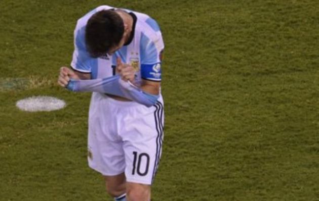 El astro argentino se lamenta tras fallar desde los 12 pasos. 