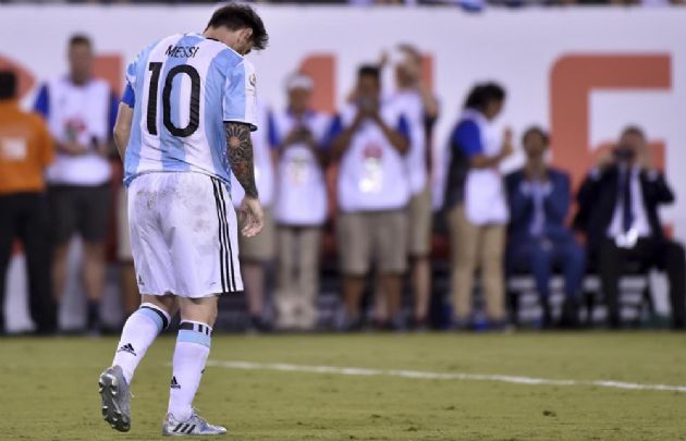 Messi, desconsolado tras perder otra final con Argentina.