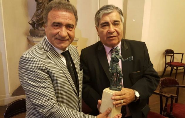 Raúl "Pato" Fernández y Ramón Gómez con el premio Jerónimo Luis de Cabrera.