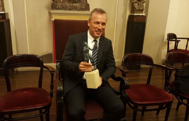 Andrés Fassi con el premio Jerónimo Luis de Cabrera.