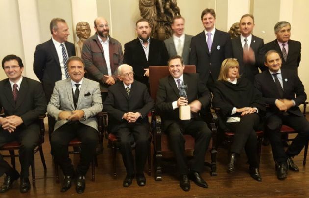 Mestre junto a los ganadores de la distinción Jerónimo Luis de Cabrera.