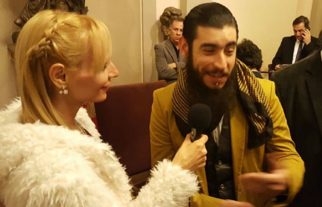 Ulises Bueno con el premio Jerónimo Luis de Cabrera.