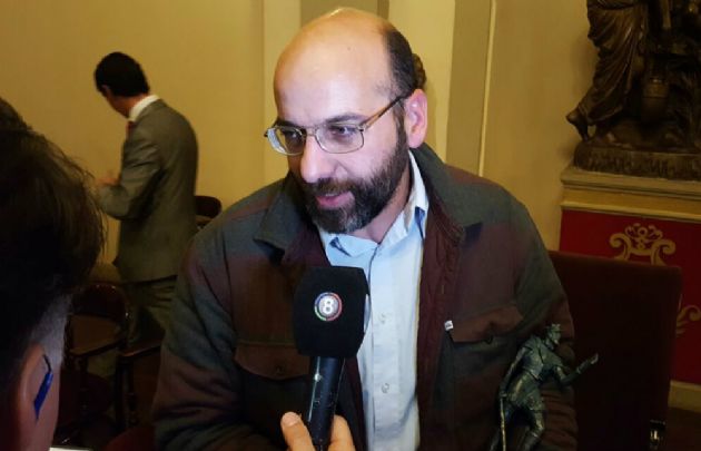 El padre Mariano Oberlin con el premio Jerónimo Luis de Cabrera.