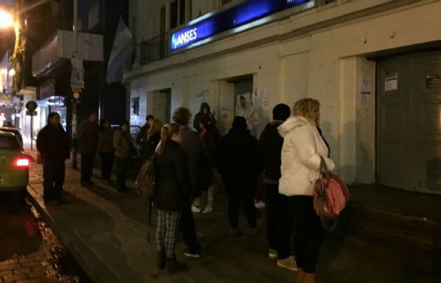 Varias personas esperan ser atendidos, desde la madrugada.