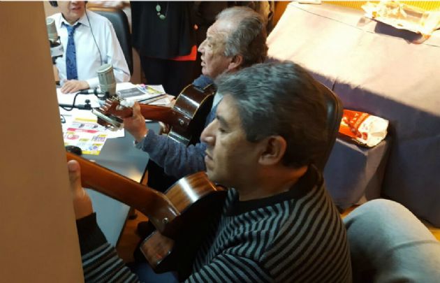 Parte del grupo visitó los estudios y deleitó a los oyentes con sus canciones. 