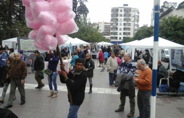 Cientos de personas festejaron el Día de la Independencia por adelantado.