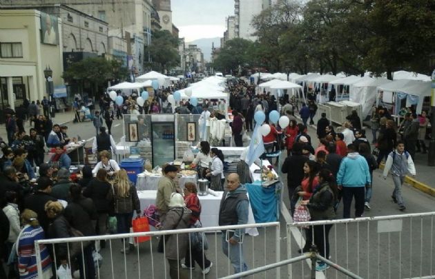Cientos de personas festejaron el Día de la Independencia por adelantado.