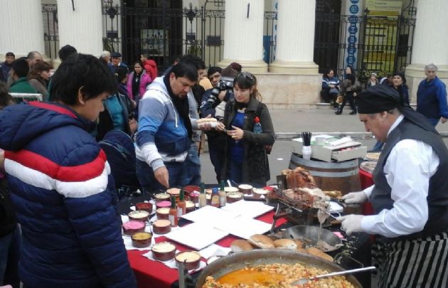 Cientos de personas festejaron el Día de la Independencia por adelantado.