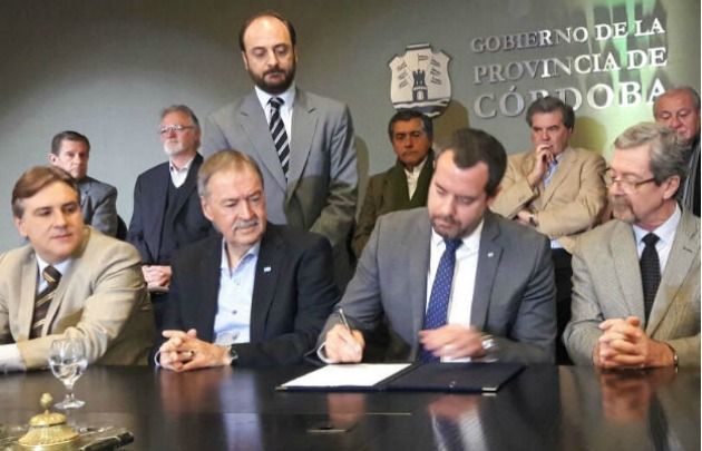 Schiaretti y el presidente de Nissan, Diego Vignatti, firmaron el acuerdo.