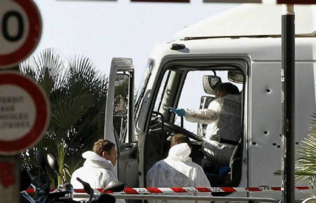 Peritos toman muestras en el camión empleado para el atentado.