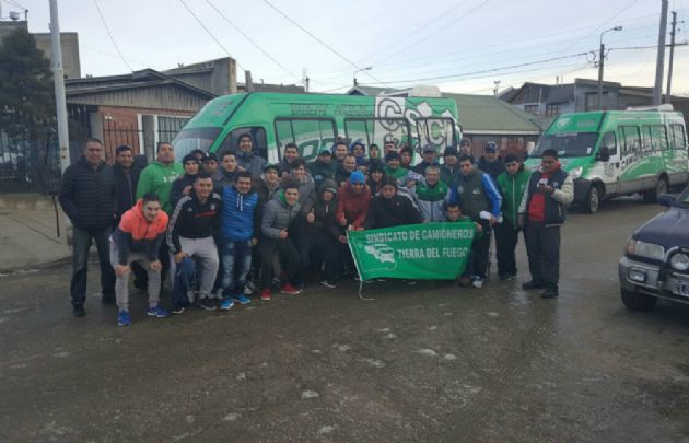 Los jugadores de Camioneros entrenan abrigados por el intenso frío.