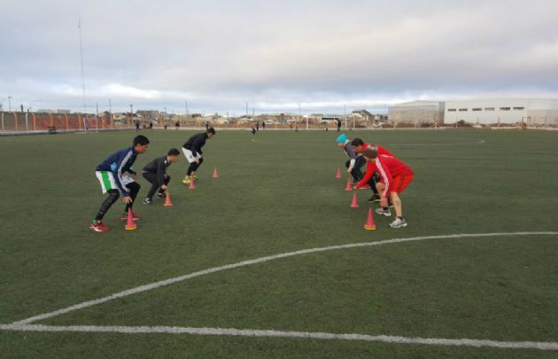 Los jugadores de Camioneros entrenan abrigados por el intenso frío.