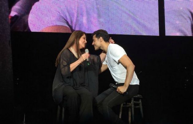 Daniela Romo junto a Carlos Rivera.