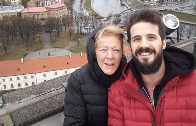 Nicolás Laprovittola junto a su madre, Margarita Stolbizer (Foto: Twitter)