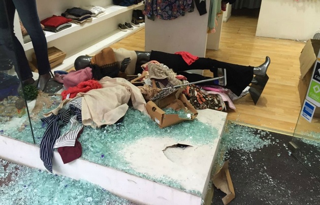 Los ladrones rompieron la vidriera para acceder al local.