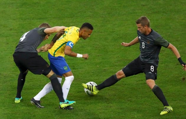 Neymar abrió el marcador con un golazo de tiro libre.