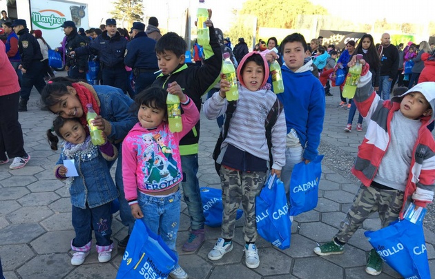 Los más chicos con sus gaseosas y golosinas .