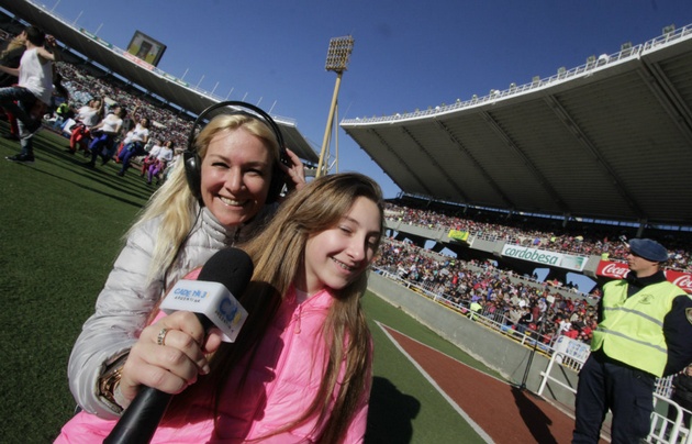 Celeste y su hija Azul, en el Kempes.