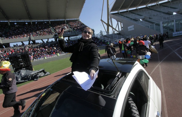 El Colo Gianola, a bordo de un Fiat 500.