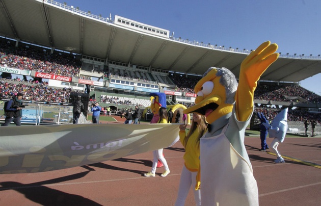 Los personajes de Los Simpsons junto a Pritty en el Kempes. 