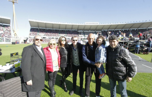 Mario junto a Gaby Tessi, Colo Gianola y Oscar Dertycia.