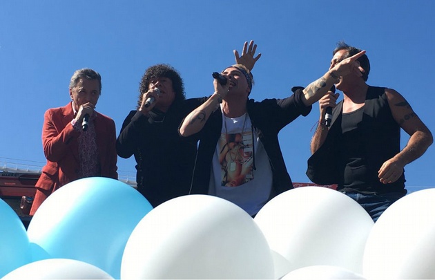 Palito, La Mona, Carli Jiménez y el Turco Naim, cantando el hit de Educando a Nina.