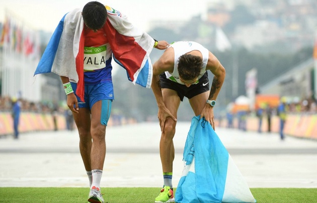El paraguayo Derlys Ayala ayudó a Bruno a terminar el maratón.