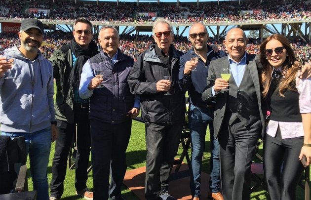 El brindis por el éxito de la fiesta.