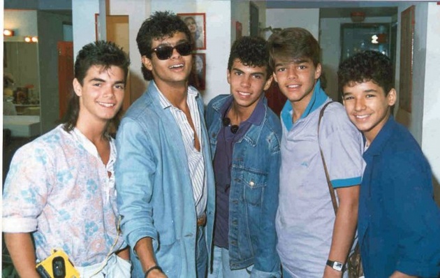 Ricky Martin (cuarto de izquierda a derecha) en Menudo
