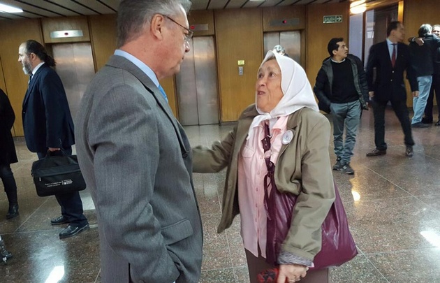 Familiares se dieron cita temprano para escuchar la sentencia.