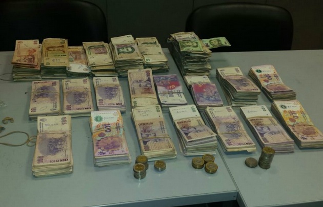 El dinero sustraído en el comercio de barrio Colón.