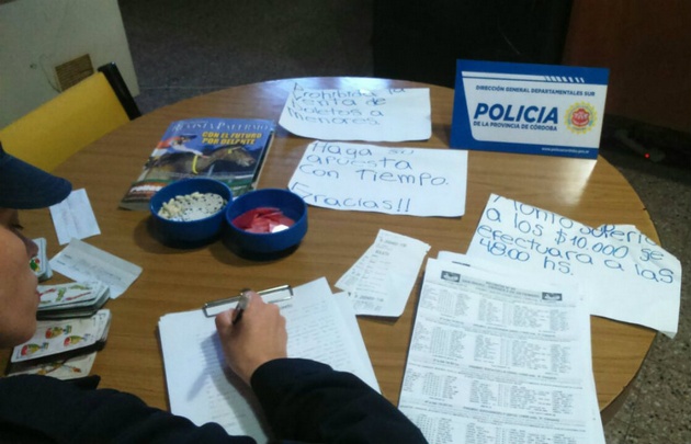 La Policía secuestró distintos elementos del lugar.