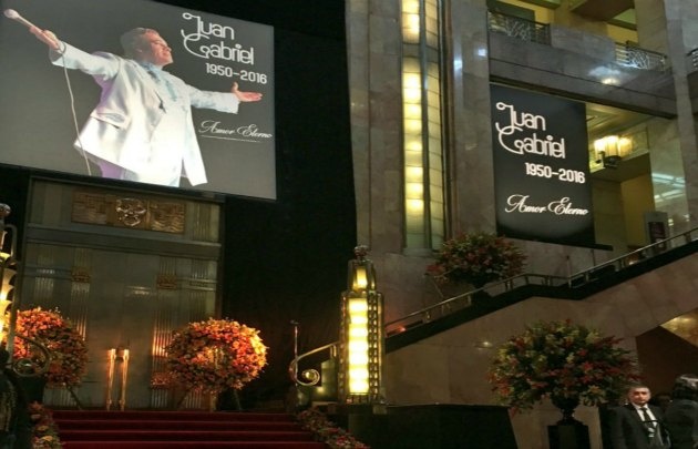 Despiden las cenizas de Juan Gabriel en el Palacio de las Bellas Artes.