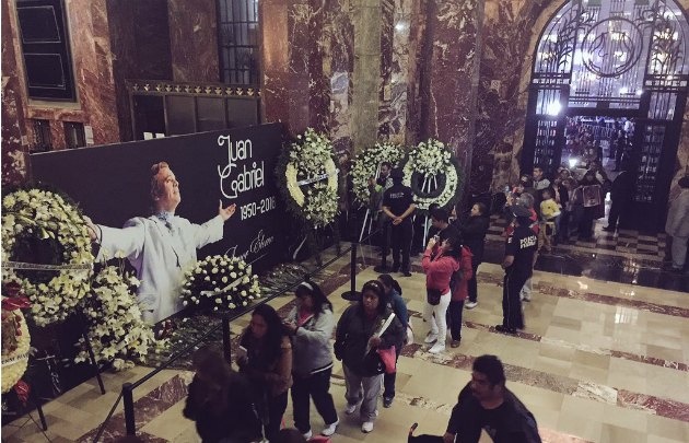 Despiden las cenizas de Juan Gabriel en el Palacio de las Bellas Artes.