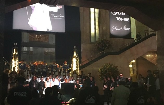 Despiden las cenizas de Juan Gabriel en el Palacio de las Bellas Artes.