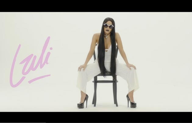 Una de las transformaciones de Lali en su nuevo video. 