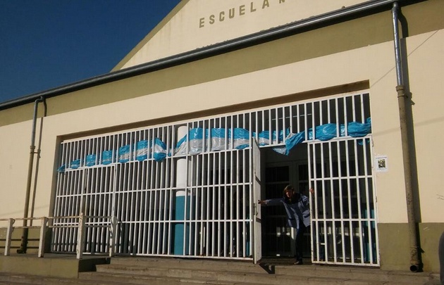 El delincuente entró en el aula de segundo grado de la escuela.