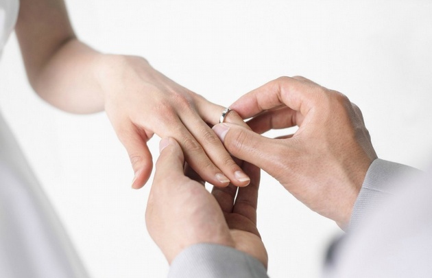 Habrá sanciones a los sacerdotes si bendicen los anillos.