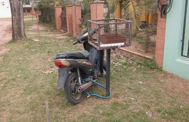 Denunció que tiene una moto encadenada a su casa desde hace ocho días.