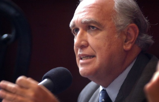 Gil Lavedra tiene una extensa trayectoria en el ámbito judicial y político.