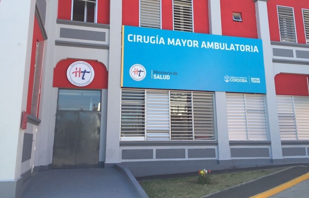 Germán Molina, el pintor de Arroyito, cambió la cara del Hospital Tránsito Cáceres.