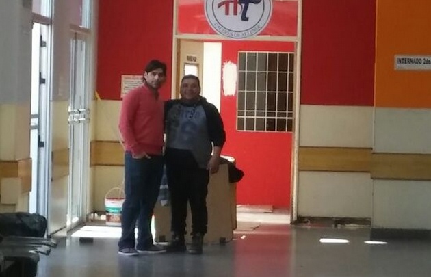 Germán Molina, el pintor de Arroyito, cambió la cara del Hospital Tránsito Cáceres.