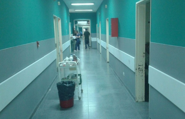 Germán Molina, el pintor de Arroyito, cambió la cara del Hospital Tránsito Cáceres.