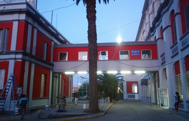 Germán Molina, el pintor de Arroyito, cambió la cara del Hospital Tránsito Cáceres.