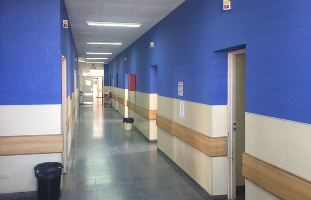 Germán Molina, el pintor de Arroyito, cambió la cara del Hospital Tránsito Cáceres.