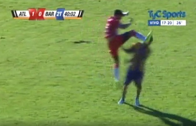 Tremendo patadón en un partido del Ascenso