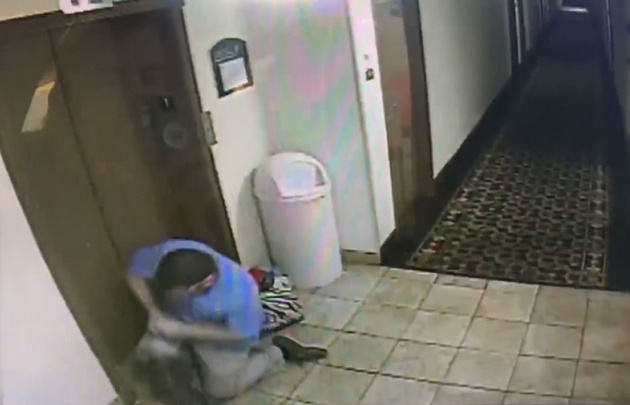 El portero salvó al perro de morir rebanado