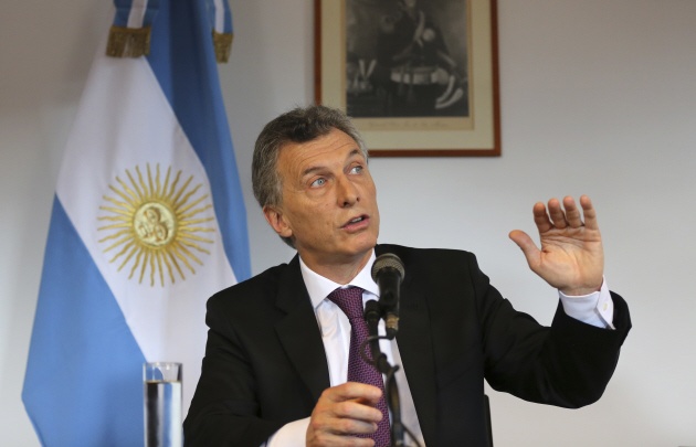 Cobos sugirió que Macri asista al acto de asunción de Trump.